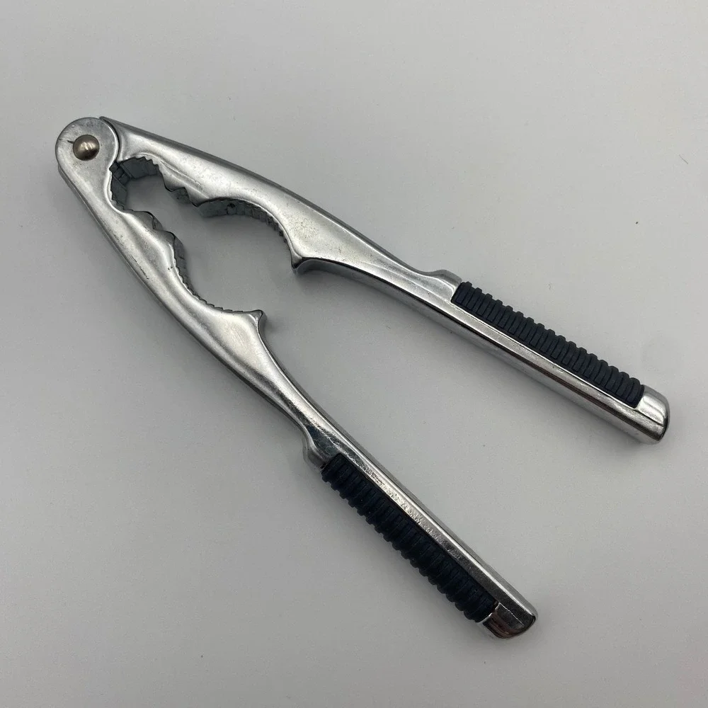 Pedrini Italy Chrome Nutcracker Shell Non-Slip‎ Rubber Grips Silver Black 6.5 In